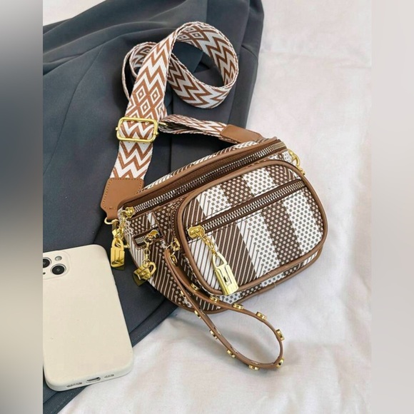 New Crossbody Chest Bag - Picture 3 of 10